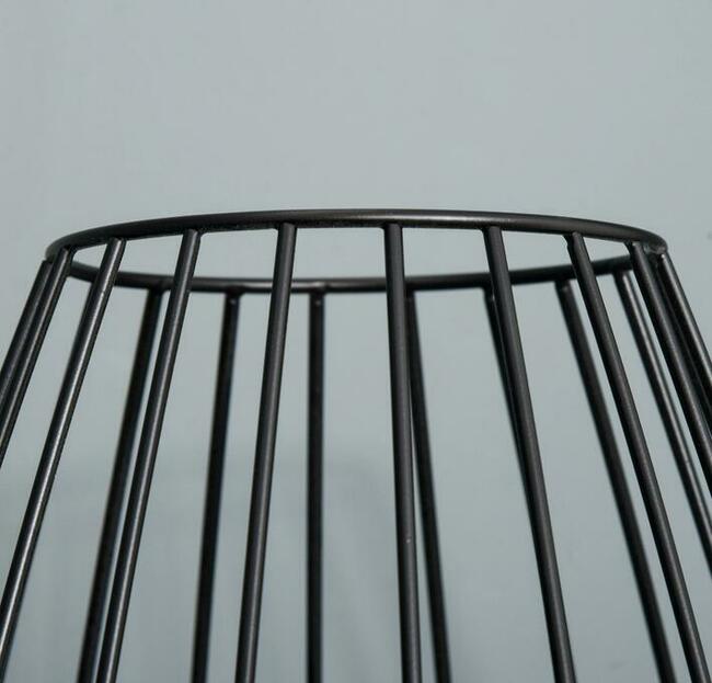 Lampa podłogowa z metalową podstawą z przełącznikiem łącznym