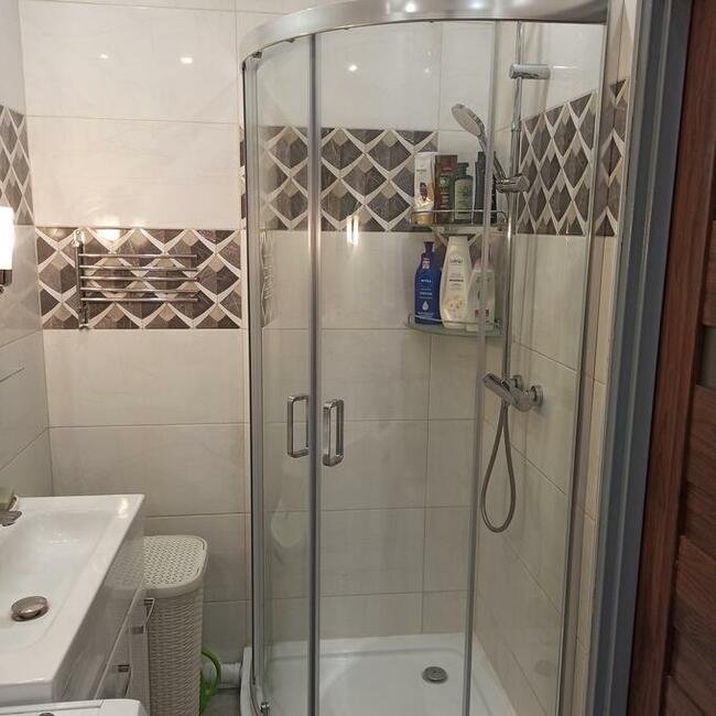 Wykończenia wnętrz, Malowanie, tapetowanie.