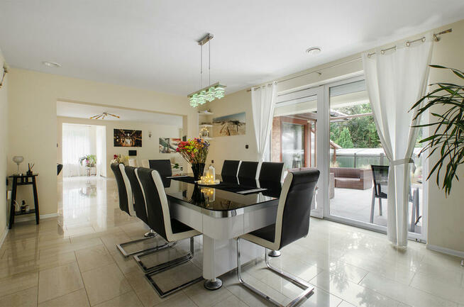 Dom z krytym basenem w Milanówku!!!