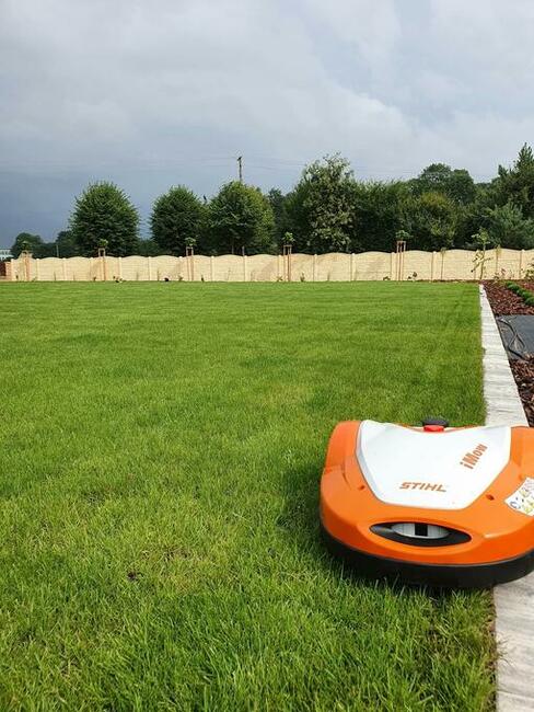 Sprzedaż i montaż robotów koszących.