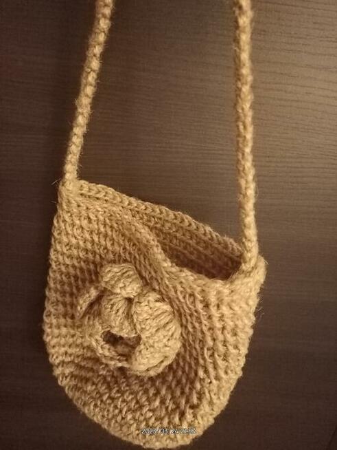 Śliczny mały shopper z jutową różą