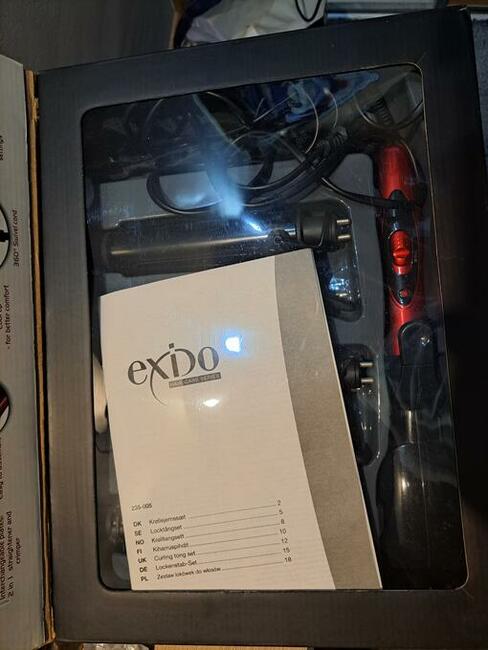 Prostownica z wymiennymi końcówkami.