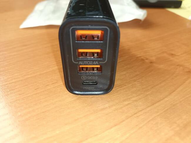 Ładowarka do telefonu 3 x USB + 1 x USB-C 30W