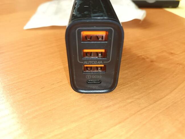 Ładowarka do telefonu 3 x USB + 1 x USB-C 30W