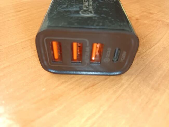 Ładowarka do telefonu 3 x USB + 1 x USB-C 30W