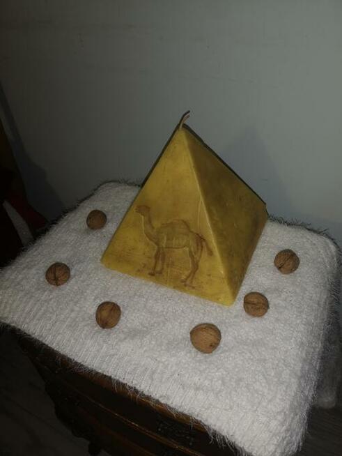 dekoracyjna świeca w kształcie piramidy