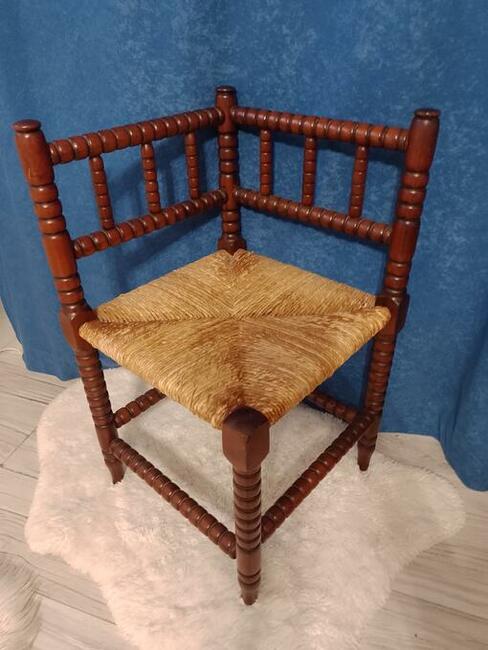 stare drewniane krzesło narożne rzeźbione z plecionką