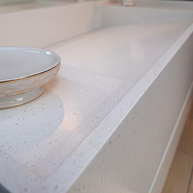 Szafka łazienkowa wykonana z kompozytu, z umywalką liniową