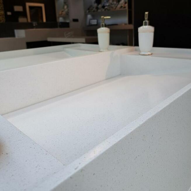 Szafka łazienkowa wykonana z kompozytu, z umywalką liniową