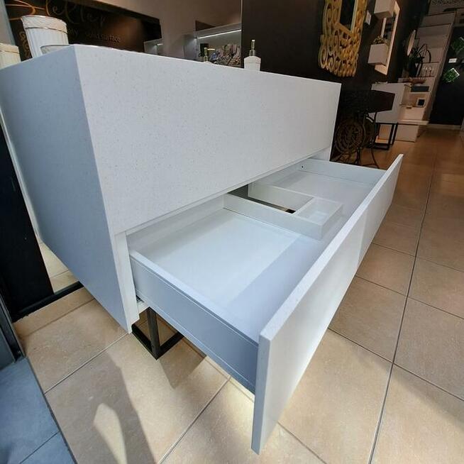 Szafka łazienkowa wykonana z kompozytu, z umywalką liniową