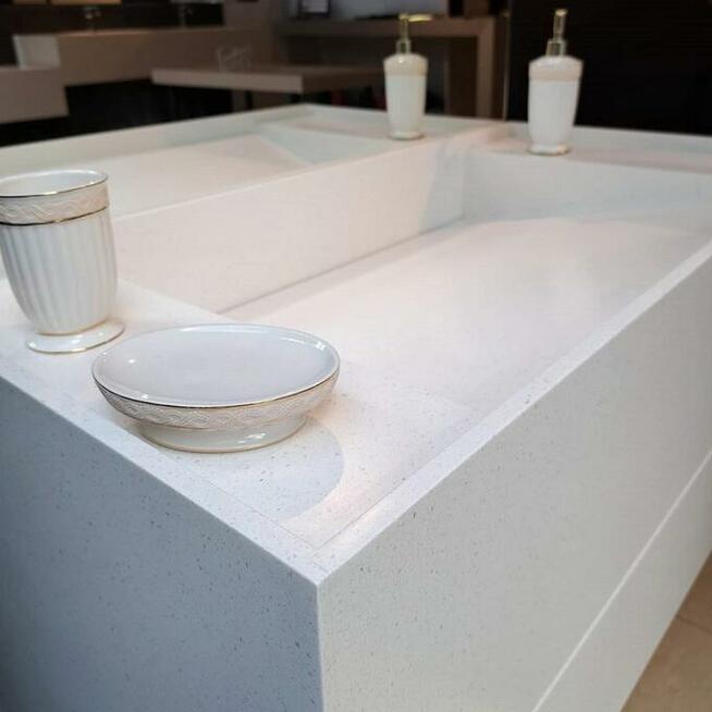 Szafka łazienkowa wykonana z kompozytu, z umywalką liniową