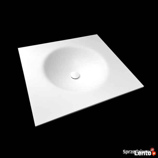 Owalna umywalka łazienkowa wygięta bezpośrednio z blatu