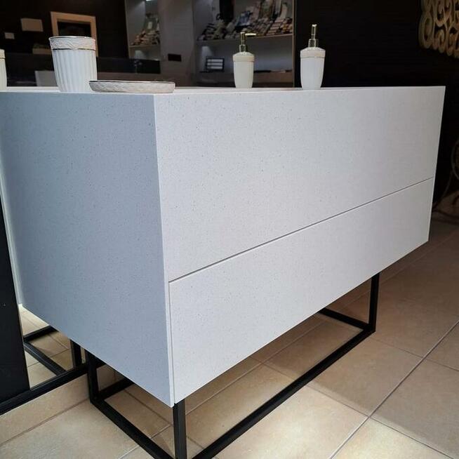 Szafka łazienkowa wykonana z kompozytu, z umywalką liniową