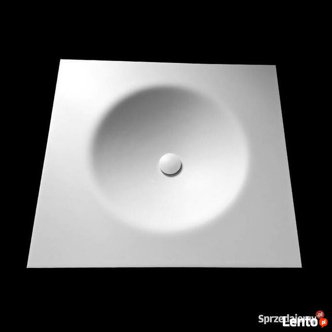 Owalna umywalka łazienkowa wygięta bezpośrednio z blatu