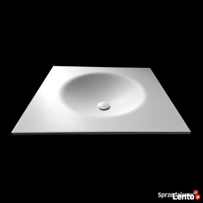 Owalna umywalka łazienkowa wygięta bezpośrednio z blatu