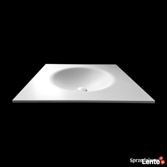 Owalna umywalka łazienkowa wygięta bezpośrednio z blatu