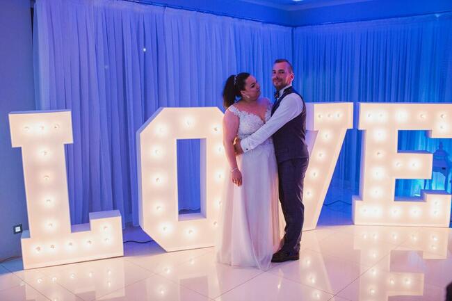 Napis Love 3D foto budka ciężki dym czerwony dywan