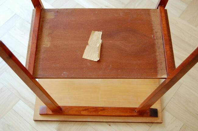 Stolik pod radio i TV, PRL, modernizm, mahoń