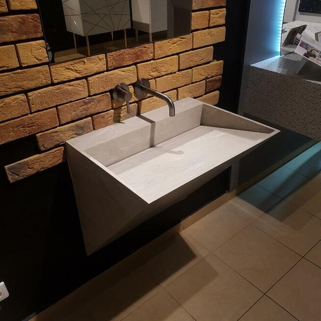 Umywalka jednoosobowa z odpływem liniowym (solid surface)