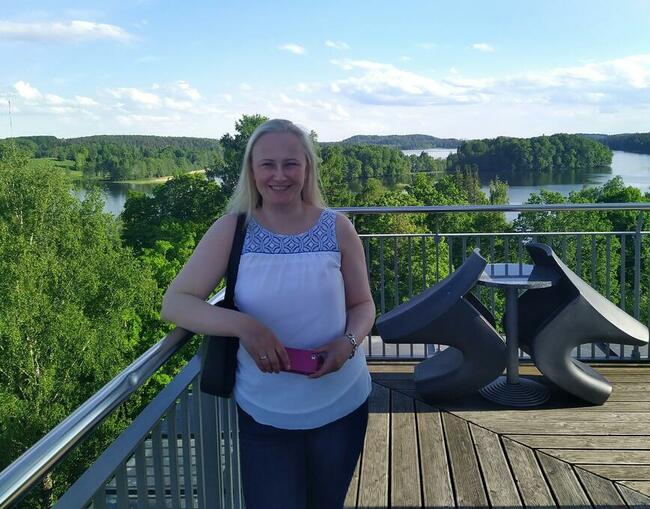 Dziewczyna sympatyczna wesoła pozna kobietę