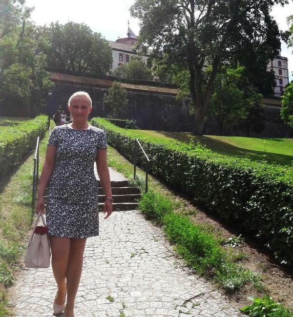 Dziewczyna sympatyczna wesoła pozna kobietę