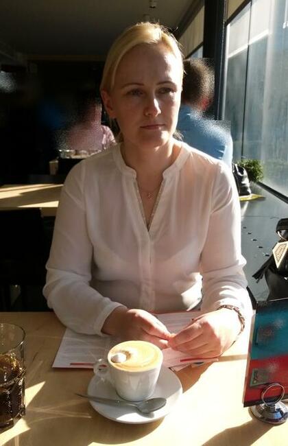 Dziewczyna sympatyczna wesoła pozna kobietę