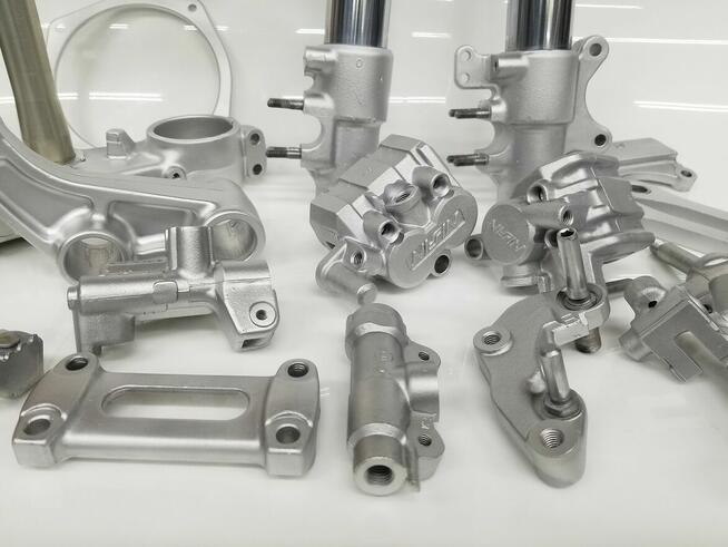 Szkiełkowanie na mokro- Aquablasting. Odnawianie części.