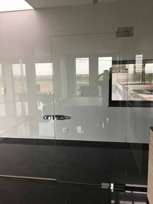 Nowoczesne Ścianki Szklane z Folią Inteligentną!