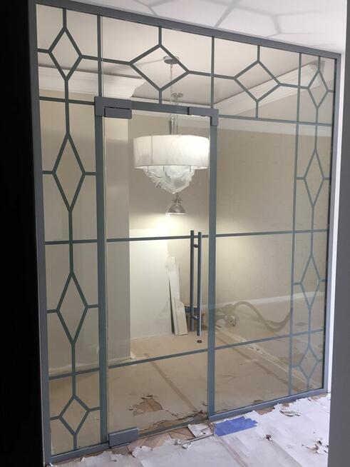 Ścianki Szklane z folią inteligentną sterowane pilotem