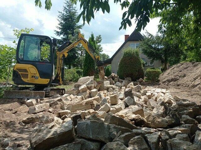 Usługi minikoparką z młotem wyburzeniowym, wiertnicą
