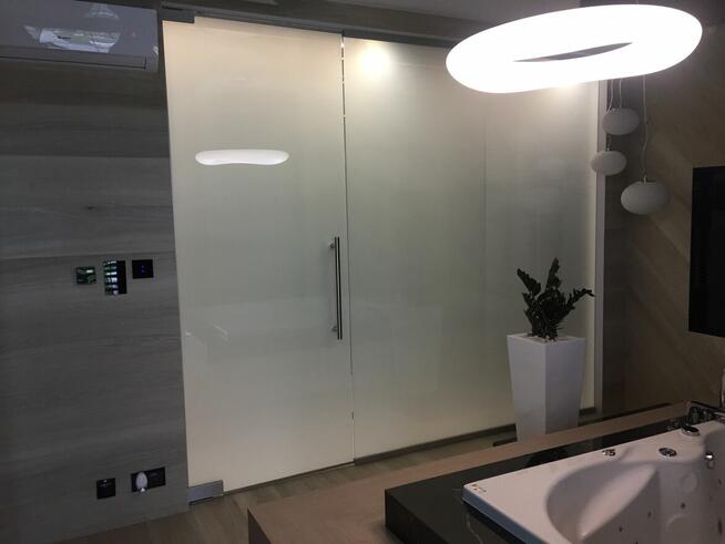 Nowoczesne Ścianki Szklane z Folią Inteligentną!