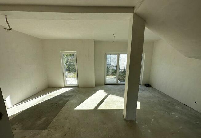 Dwupoziomowe z ogródkiem do wejścia do zaraz