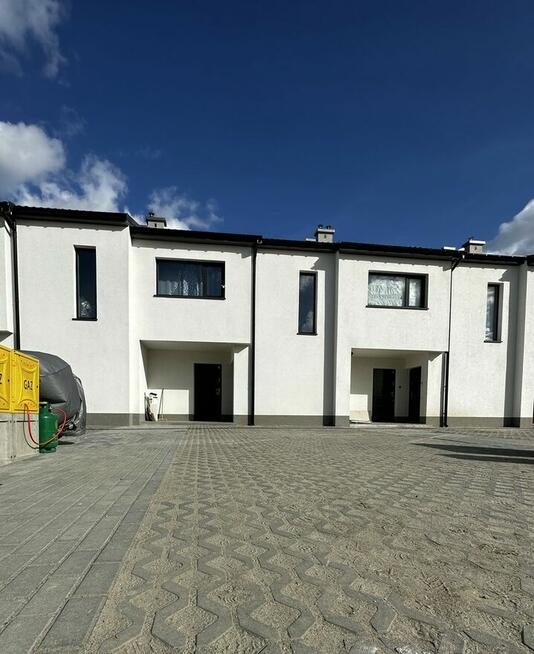 Z miejscem postojowym w cenie