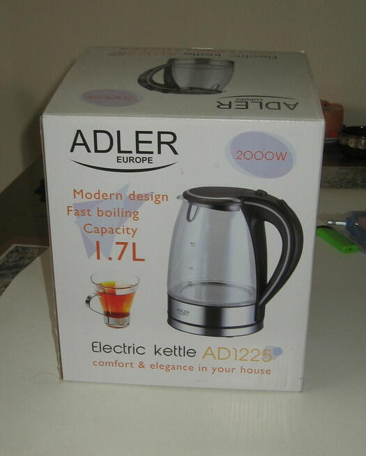 Szklany czajnik bezprzewodowy firmy Adler