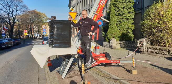 Gruz oknem balkonem do 5 piętra