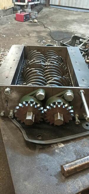 Niszczarka rozdrabniacz 2 wałowy plastik karton