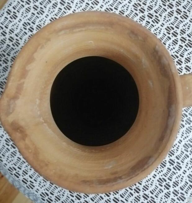 Dzbanek gliniany z lat siedemdziesiątych.