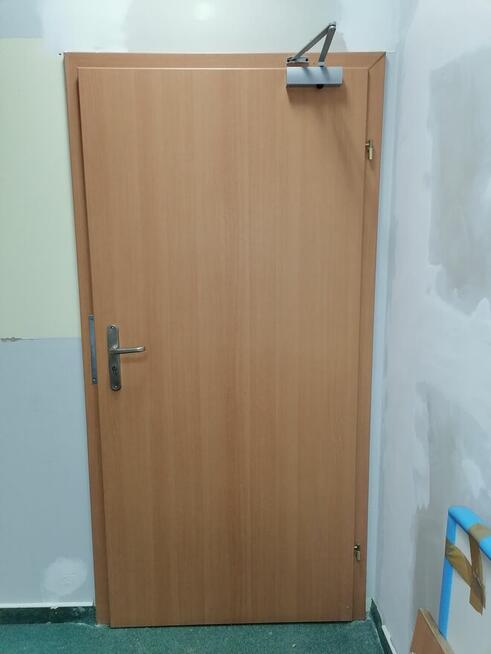 Drzwi wewnętrzne w kolorze jasny orzech z futryną