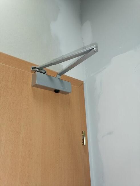 Drzwi wewnętrzne w kolorze jasny orzech z futryną