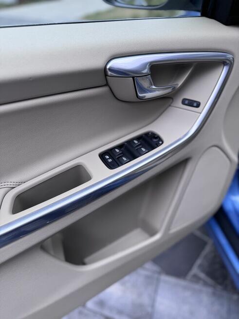 Volvo Xc60 2.0 306km niebieski 2015r. jasne skóry szyberdach