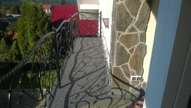żywica na balkon taras schody kamienny dywan