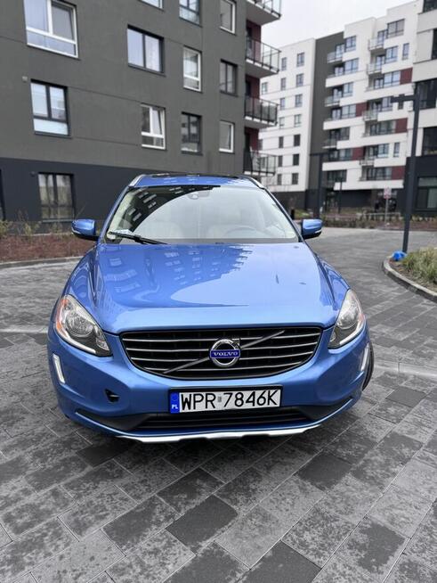Volvo Xc60 2.0 306km niebieski 2015r. jasne skóry szyberdach