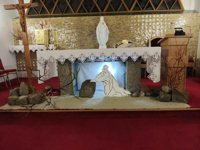 Postać Pana Jezusa klęczącego dekoracja wielkanoc ciemnica