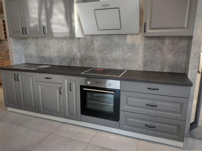 Tania kuchnia z frezowanym szarym frontem