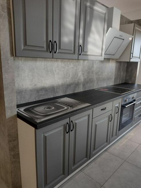 Tania kuchnia z frezowanym szarym frontem