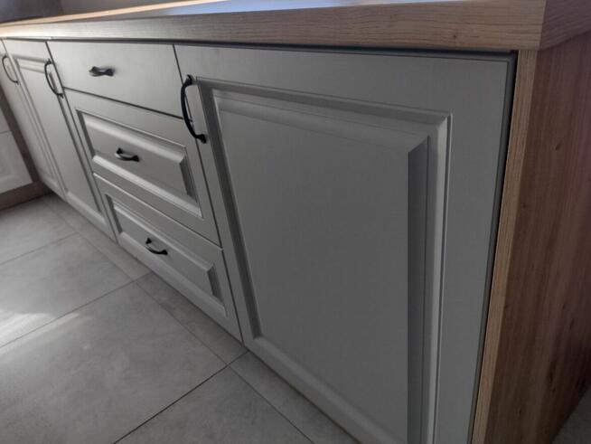 Tania kuchnia z frezowanym szarym frontem