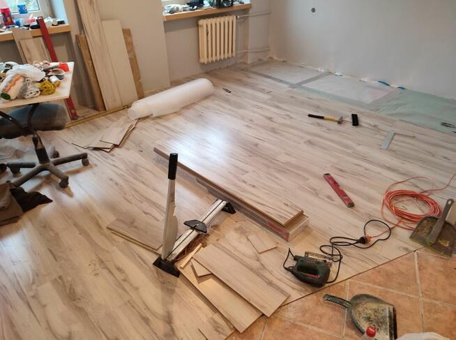 Układanie paneli podłogowych winylowych. Wolne Terminy!