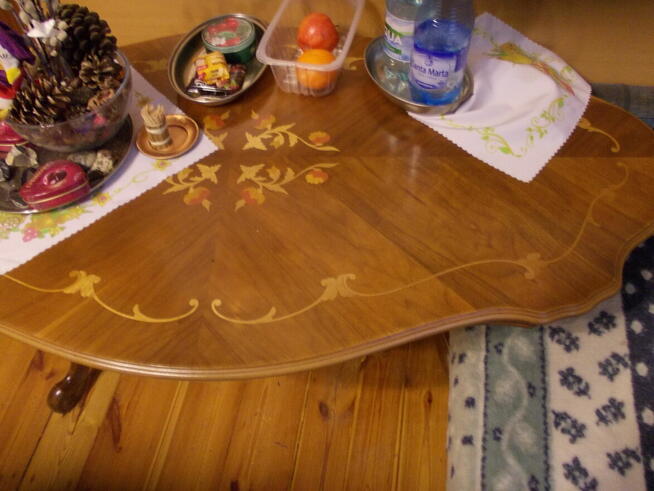 Piękny stolik/ława inkrustowany w b dobrym stanie