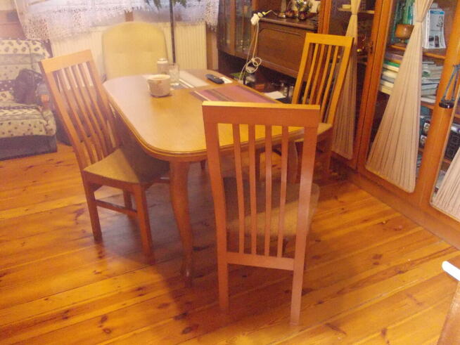 Ładny stylowy stół rozkładany + 4 krzesła