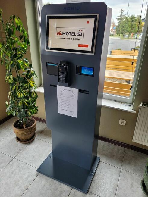 Motel z automatyczną recepcją i lokalem gastronomicznym